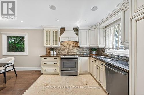 1779 Fifeshire Court, Mississauga, ON - Indoor Photo Showing Kitchen With Double Sink With Upgraded Kitchen