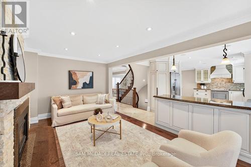 1779 Fifeshire Court, Mississauga, ON - Indoor Photo Showing Living Room