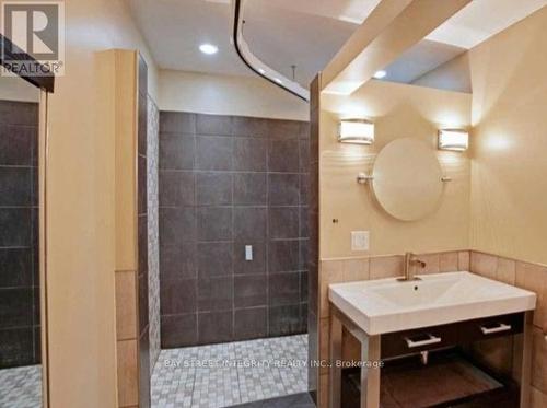 57 Howard Road, Newmarket, ON - Indoor Photo Showing Bathroom