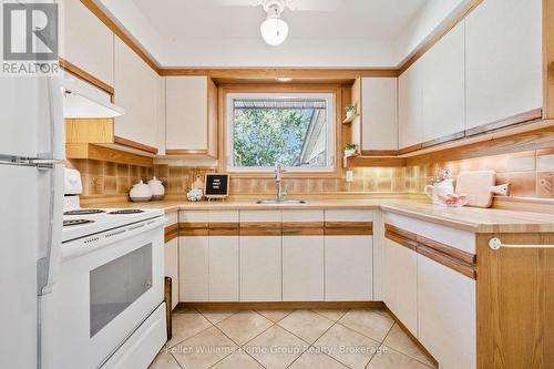 5863 Wellington Road 7 Road, Guelph/Eramosa, ON - Indoor Photo Showing Kitchen