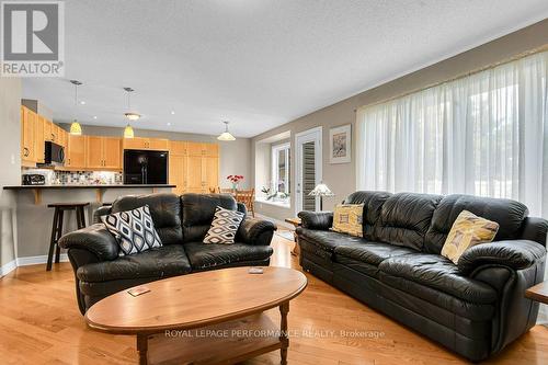 229 Mistral Way, Ottawa, ON - Indoor Photo Showing Living Room