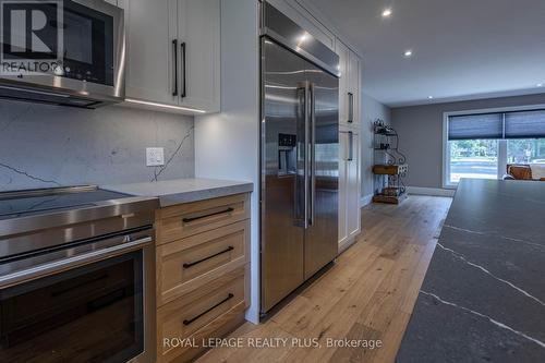 884 Eagle Drive, Burlington, ON - Indoor Photo Showing Kitchen
