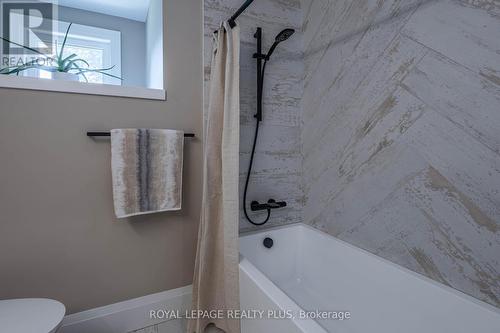 884 Eagle Drive, Burlington, ON - Indoor Photo Showing Bathroom
