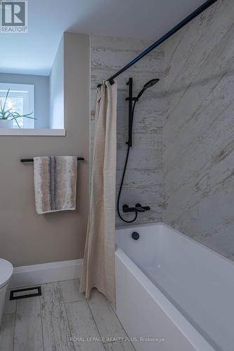 884 Eagle Drive, Burlington, ON - Indoor Photo Showing Bathroom