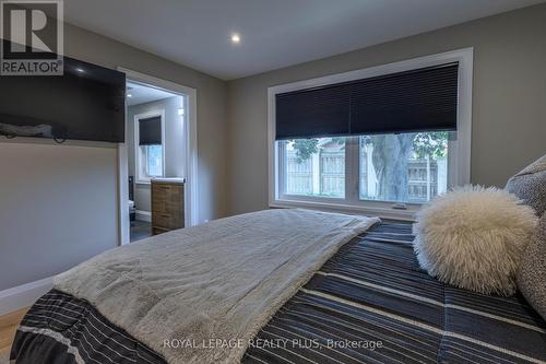 884 Eagle Drive, Burlington, ON - Indoor Photo Showing Bedroom