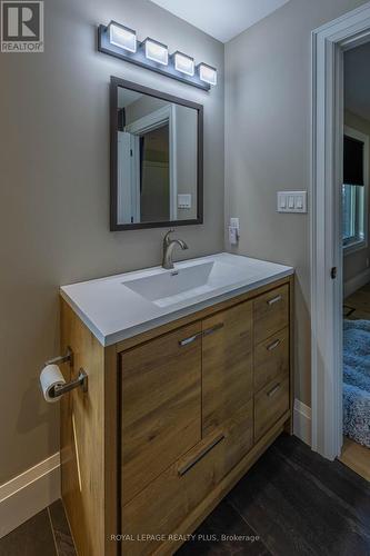 884 Eagle Drive, Burlington, ON - Indoor Photo Showing Bathroom