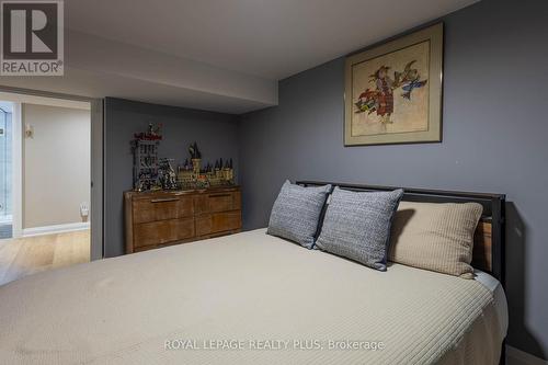 884 Eagle Drive, Burlington, ON - Indoor Photo Showing Bedroom