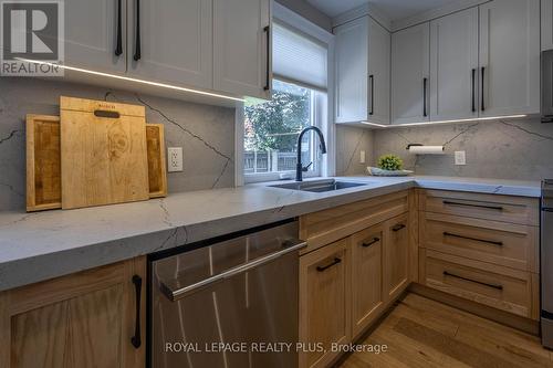 884 Eagle Drive, Burlington, ON - Indoor Photo Showing Kitchen