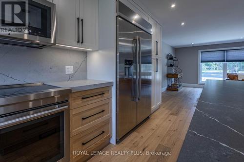 884 Eagle Drive, Burlington, ON - Indoor Photo Showing Kitchen