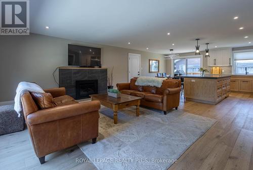 884 Eagle Drive, Burlington, ON - Indoor Photo Showing Living Room With Fireplace