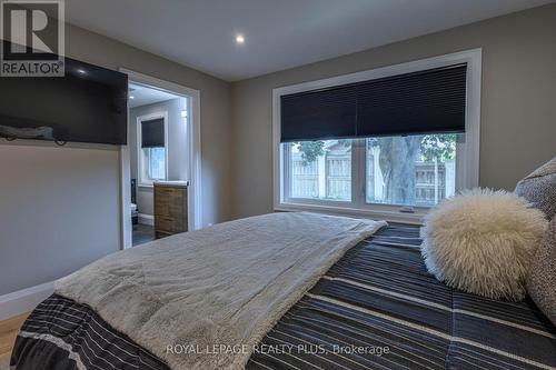 884 Eagle Drive, Burlington, ON - Indoor Photo Showing Bedroom