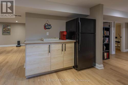 884 Eagle Drive, Burlington, ON - Indoor Photo Showing Garage