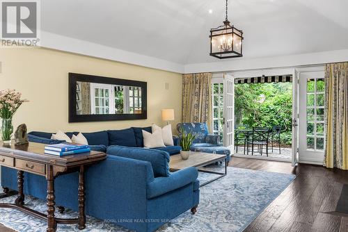 25 Strathgowan Crescent, Toronto, ON - Indoor Photo Showing Living Room