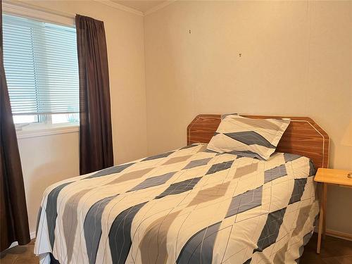 81 Mockingbird Drive, Brandon, MB - Indoor Photo Showing Bedroom