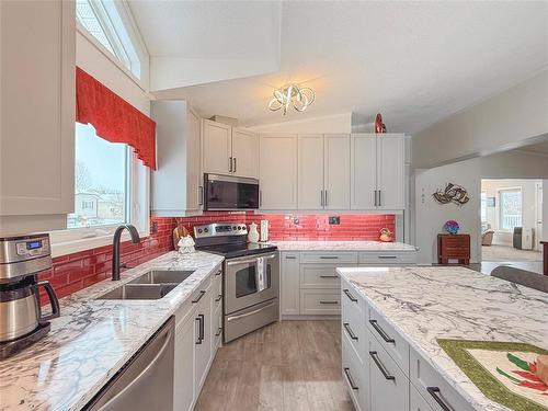 81 Mockingbird Drive, Brandon, MB - Indoor Photo Showing Kitchen With Double Sink With Upgraded Kitchen