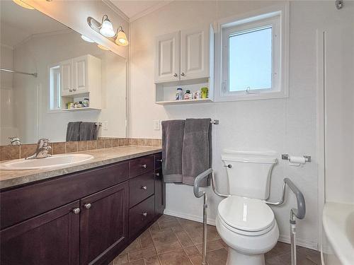 81 Mockingbird Drive, Brandon, MB - Indoor Photo Showing Bathroom