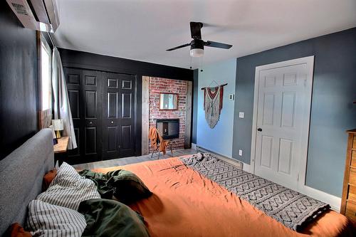 Chambre à coucher principale - 11133 Boul. Rideau, Rouyn-Noranda, QC - Indoor With Fireplace