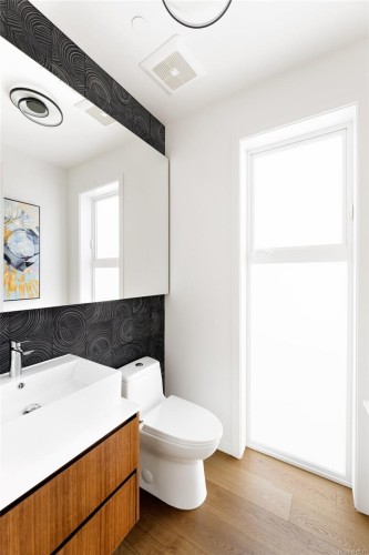 201-2270 Harbour Rd, Sidney, BC - Indoor Photo Showing Bathroom