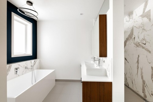 201-2270 Harbour Rd, Sidney, BC - Indoor Photo Showing Bathroom