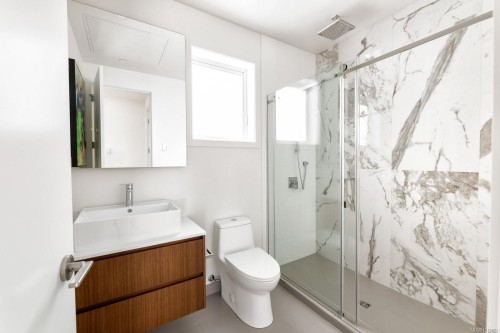 201-2270 Harbour Rd, Sidney, BC - Indoor Photo Showing Bathroom