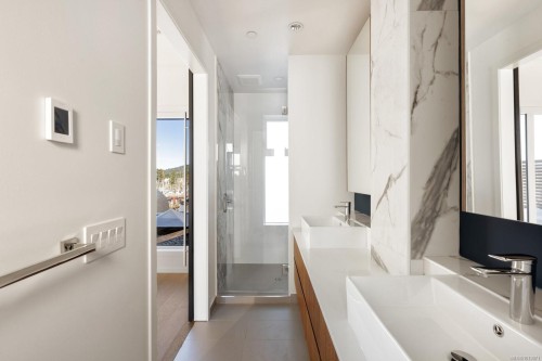 201-2270 Harbour Rd, Sidney, BC - Indoor Photo Showing Bathroom