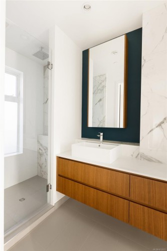 201-2270 Harbour Rd, Sidney, BC - Indoor Photo Showing Bathroom