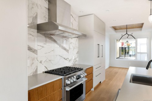 201-2270 Harbour Rd, Sidney, BC - Indoor Photo Showing Kitchen With Upgraded Kitchen