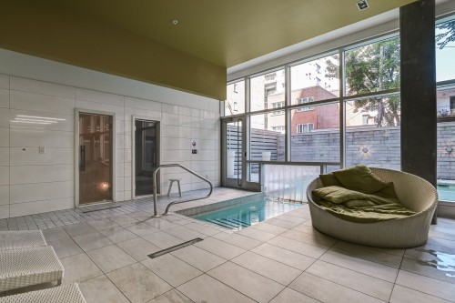 Spa - 353-1414 Rue Chomedey, Montréal (Ville-Marie), QC - Indoor Photo Showing Other Room