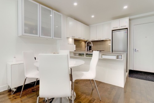 Dinette - 353-1414 Rue Chomedey, Montréal (Ville-Marie), QC - Indoor Photo Showing Kitchen