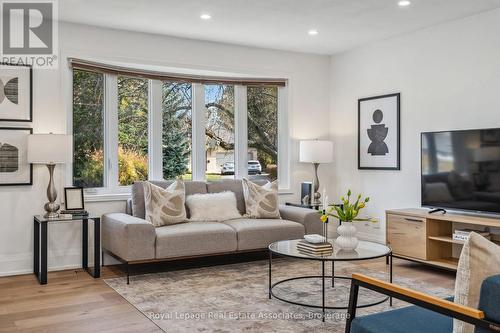 20 Suburban Drive, Mississauga, ON - Indoor Photo Showing Living Room