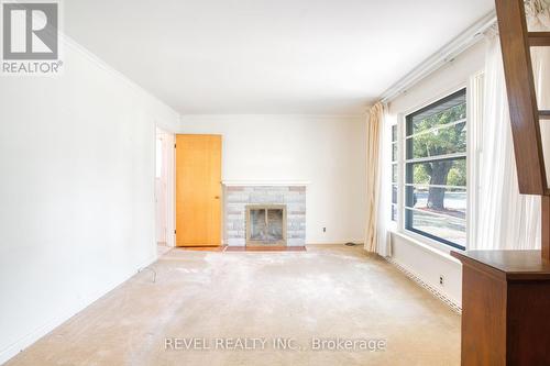 143 Oakside Street, London East (East C), ON - Indoor With Fireplace