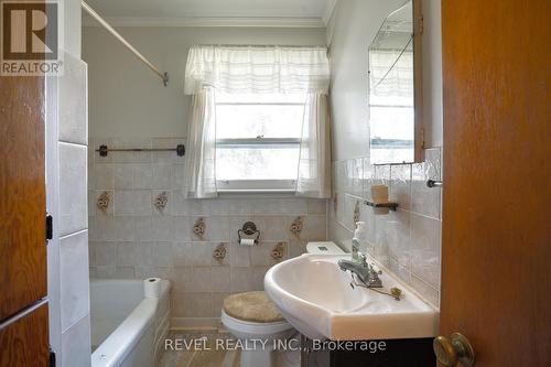 143 Oakside Street, London East (East C), ON - Indoor Photo Showing Bathroom