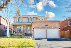 1074 BRADBURY CHASE  Mississauga, ON L5V 1J7