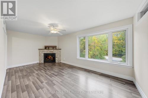 40 Algonquin Forest Drive, East Gwillimbury, ON - Indoor Photo Showing Living Room With Fireplace