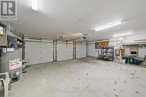 40 Algonquin Forest Drive, East Gwillimbury, ON - Indoor Photo Showing Garage