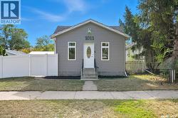 1011 Iroquois STREET W  Moose Jaw, SK S6H 5B7