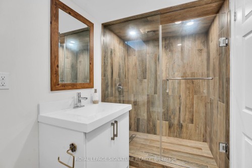 1067 Ivsbridge Boulevard, Newmarket, ON - Indoor Photo Showing Bathroom