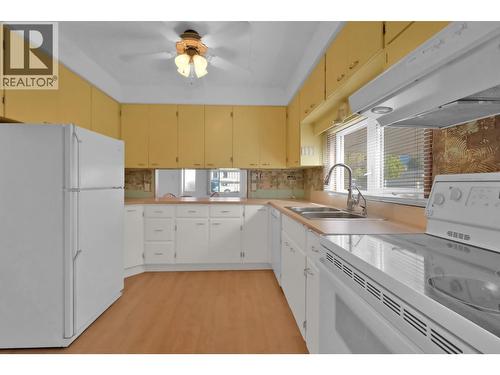 312 Scott Avenue, Penticton, BC - Indoor Photo Showing Kitchen With Double Sink