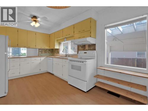 312 Scott Avenue, Penticton, BC - Indoor Photo Showing Kitchen