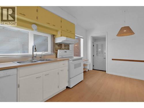 312 Scott Avenue, Penticton, BC - Indoor Photo Showing Kitchen With Double Sink