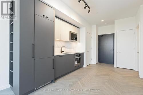 818 - 689 The Queensway Street, Toronto, ON - Indoor Photo Showing Kitchen