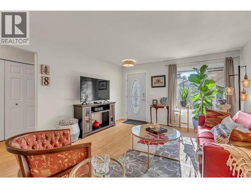 654 Pickering Street Unit# 107, Penticton, BC - Indoor Photo Showing Living Room