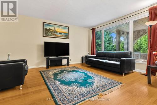 2666 Regina Street, Ottawa, ON - Indoor Photo Showing Living Room