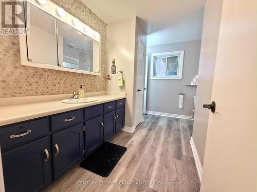 15 Mohican Drive, Woodstock (Woodstock - North), ON - Indoor Photo Showing Bathroom