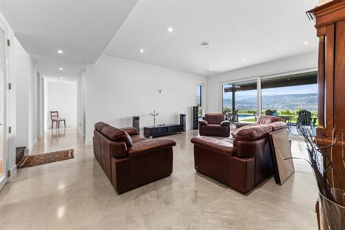 2805 Aikins Loop, Naramata, BC - Indoor Photo Showing Living Room