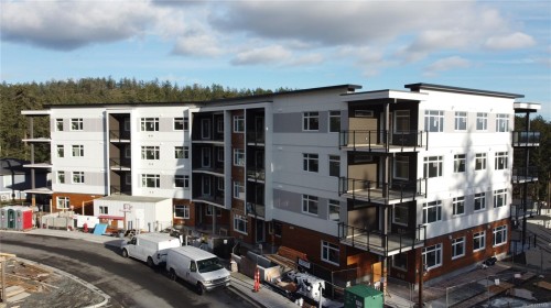 402-2000 West Park Lane, View Royal, BC - Outdoor