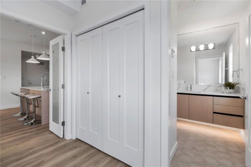 401-2000 West Park Lane, View Royal, BC - Indoor Photo Showing Other Room