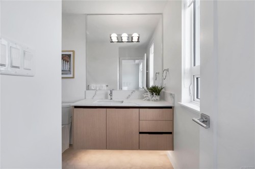 401-2000 West Park Lane, View Royal, BC - Indoor Photo Showing Bathroom