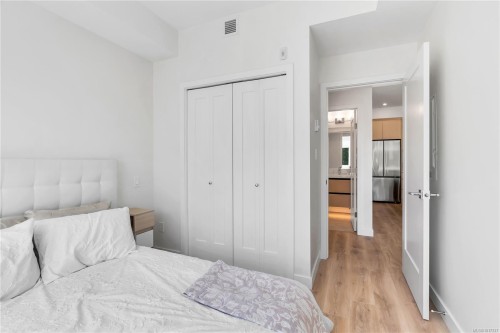 401-2000 West Park Lane, View Royal, BC - Indoor Photo Showing Bedroom