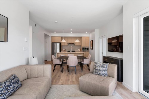 401-2000 West Park Lane, View Royal, BC - Indoor Photo Showing Living Room